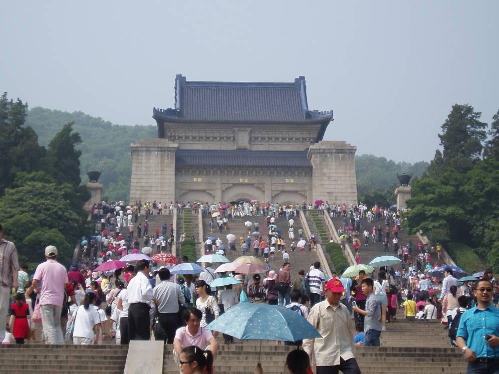 Tourists in front of Chinese temple